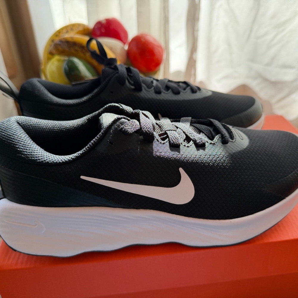 Nike Men's Black and White Sneakers